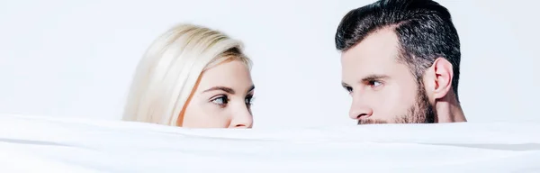 Tiro panorâmico de namorada e namorado bonito segurando cobertor isolado no branco — Fotografia de Stock