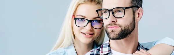 Colpo panoramico di uomo e bella ragazza in occhiali isolati su grigio — Foto stock