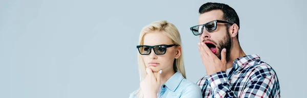 Plano panorámico de aburrido hombre y chica en gafas 3d viendo película aislada en gris - foto de stock