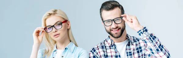 Plano panorámico de hombre y chica ajustando gafas en gris - foto de stock