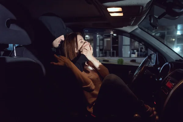 Voleur attaquant belle femme effrayée dans la voiture — Photo de stock