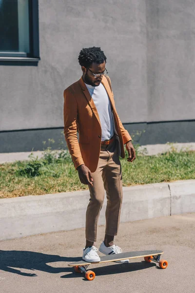 Красивий афроамериканський бізнесмен в окулярах, що тягнуться на літній вулиці — стокове фото