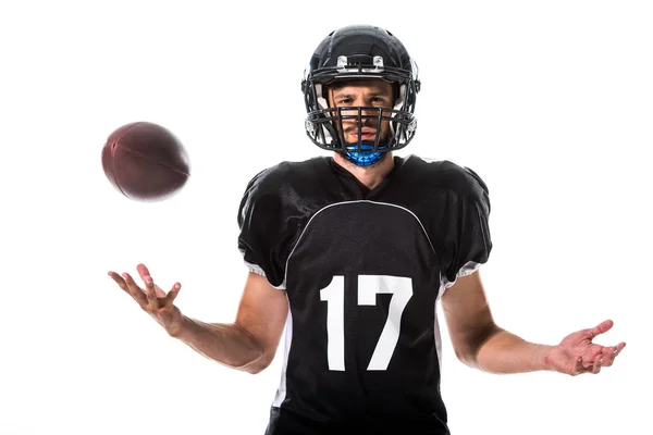 American Football-Spieler wirft Ball isoliert auf Weiß — Stockfoto