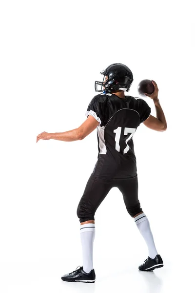 Vista trasera del jugador de fútbol americano lanzando pelota aislado en blanco - foto de stock