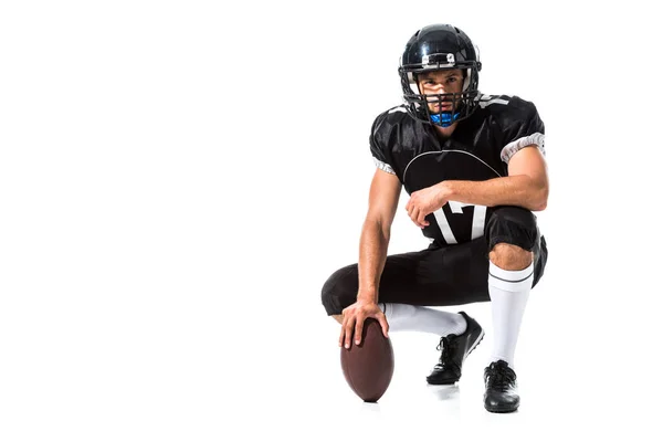 Joueur de football américain en casque avec ballon isolé sur blanc avec espace de copie — Photo de stock