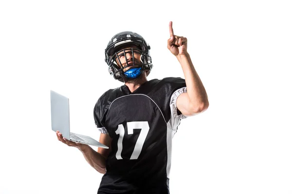 Jugador de fútbol americano con portátil apuntando con el dedo aislado en blanco - foto de stock