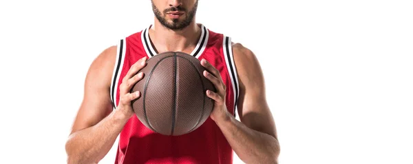 Панорамний знімок баскетболіста з м'ячем ізольовано на білому — стокове фото