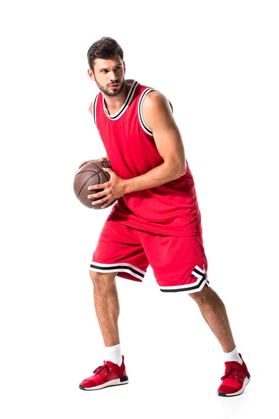 Guapo jugador de baloncesto en uniforme con pelota aislado en blanco - foto de stock