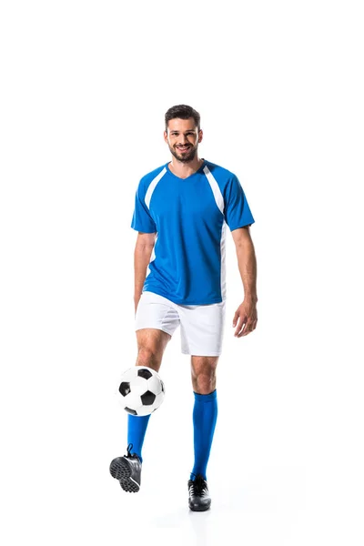 Guapo feliz fútbol jugador de entrenamiento con pelota aislado en blanco - foto de stock