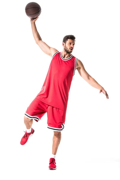 Баскетболист прыгает с мячом изолированным на белом — стоковое фото