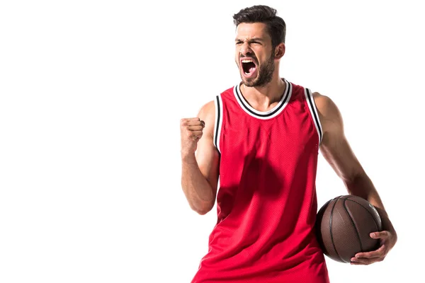 Joueur de basket-ball athlétique excité en uniforme avec ballon isolé sur blanc avec espace de copie — Photo de stock