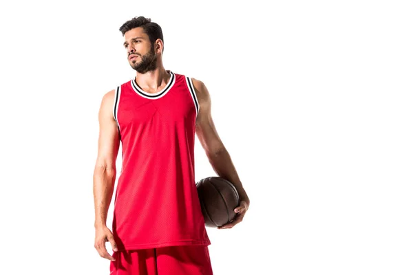 Jogador de basquete com bola isolada em branco com espaço de cópia — Fotografia de Stock