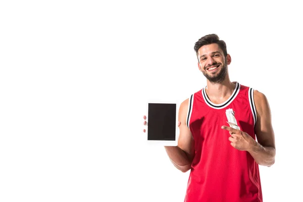 Joueur de basket tenant un appareil numérique avec écran blanc et de l'argent isolé sur blanc — Photo de stock
