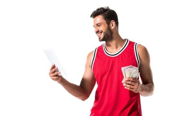 Giocatore di basket in possesso di dispositivo digitale e denaro isolato su bianco — Foto stock