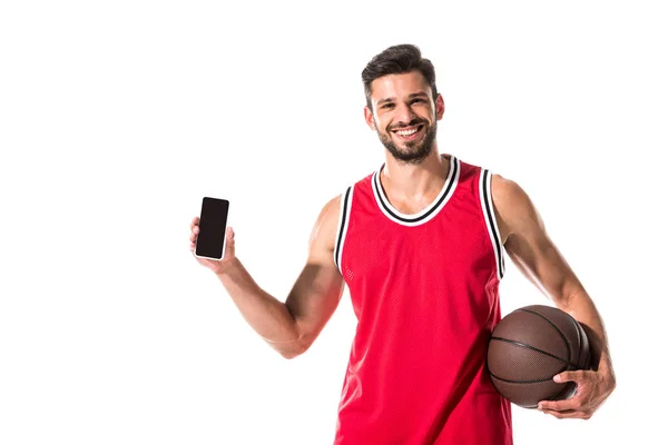 Jugador de baloncesto celebración de teléfono inteligente con pantalla en blanco aislado en blanco - foto de stock