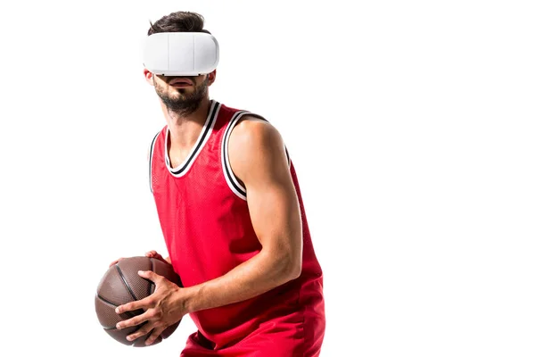 Joueur de basket-ball avec ballon en réalité virtuelle casque isolé sur blanc avec espace de copie — Photo de stock