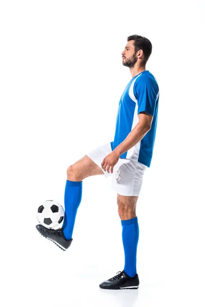 Vista lateral del entrenamiento de jugador de fútbol con pelota aislada en blanco - foto de stock