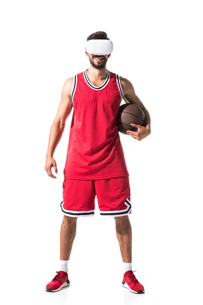 Joueur de basket souriant avec balle en réalité virtuelle casque isolé sur blanc — Photo de stock