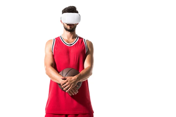 Jugador de baloncesto con balón en realidad virtual auricular aislado en blanco - foto de stock