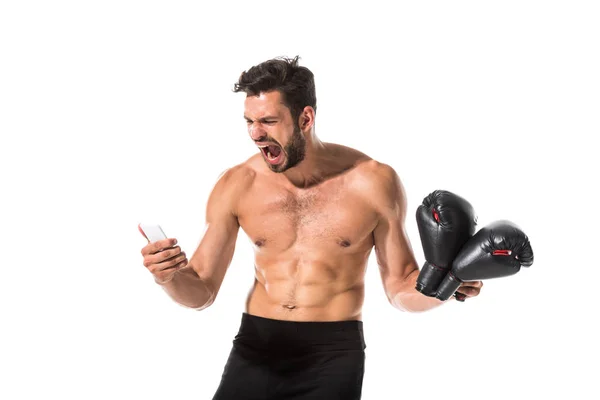 Боксер без рубашки со смартфоном кричит Изолированный на белом — стоковое фото