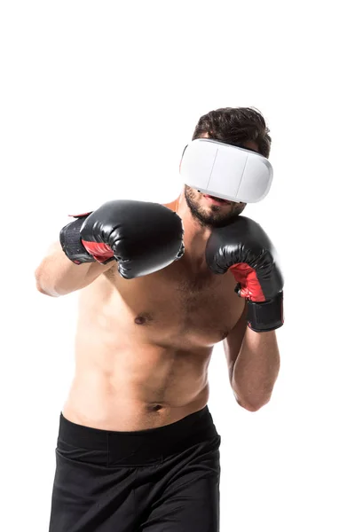 Boxeador sin camisa en el boxeo de auriculares de realidad virtual aislado en blanco - foto de stock