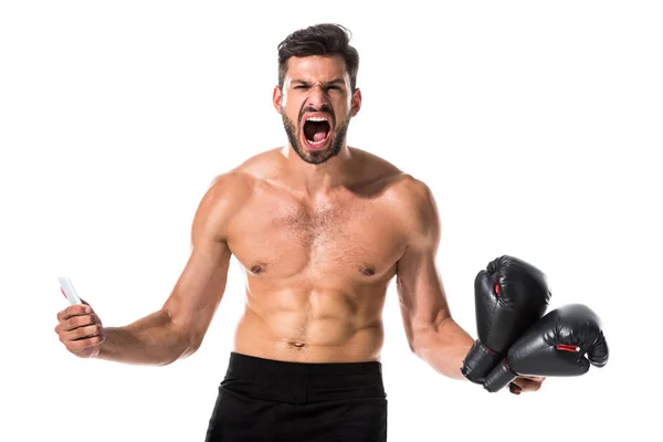 Wütender gutaussehender Boxer ohne Hemd mit Smartphone, der isoliert auf Weiß brüllt — Stockfoto