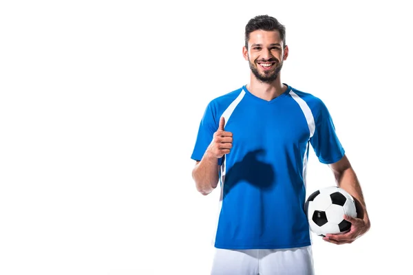 Feliz jugador de fútbol con pelota mostrando el pulgar hacia arriba aislado en blanco - foto de stock