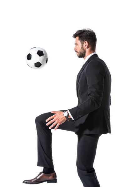Красивий бізнесмен у формальному навчанні носіння з футбольним м'ячем Ізольовані на білому — стокове фото