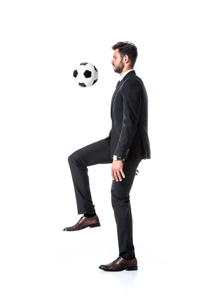 Guapo hombre de negocios en entrenamiento de desgaste formal con pelota de fútbol aislado en blanco - foto de stock