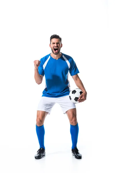 Giocatore di calcio eccitato con palla e mano serrata urlando isolato su bianco — Foto stock