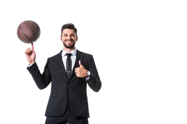 Sonriente hombre de negocios en ropa formal con baloncesto mostrando el pulgar hacia arriba aislado en blanco - foto de stock