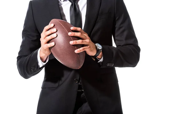 Обрезанный вид бизнесмена в формальной одежде с мячом для регби изолированный на белом — стоковое фото