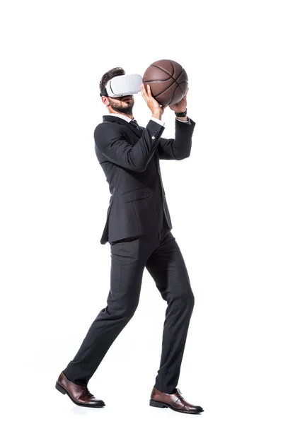 Hombre de negocios en desgaste formal y casco de realidad virtual celebración de baloncesto aislado en blanco - foto de stock