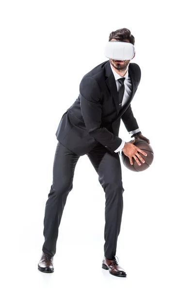 Geschäftsmann in offizieller Kleidung und Virtual-Reality-Headset mit Basketball isoliert auf weiß — Stockfoto