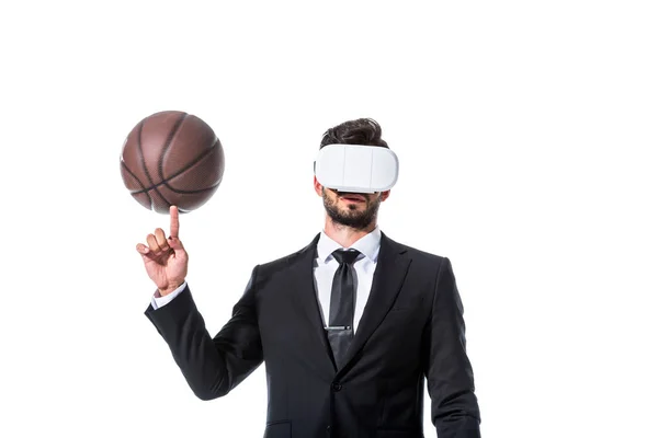 Бизнесмен в виртуальной реальности наушники, вращающиеся на пальце баскетбол изолированы на белом — стоковое фото
