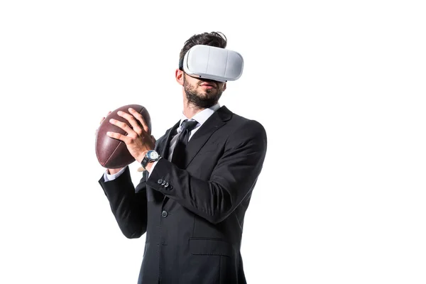Homem de negócios em desgaste formal e fone de ouvido realidade virtual com bola de rugby isolado em branco — Fotografia de Stock