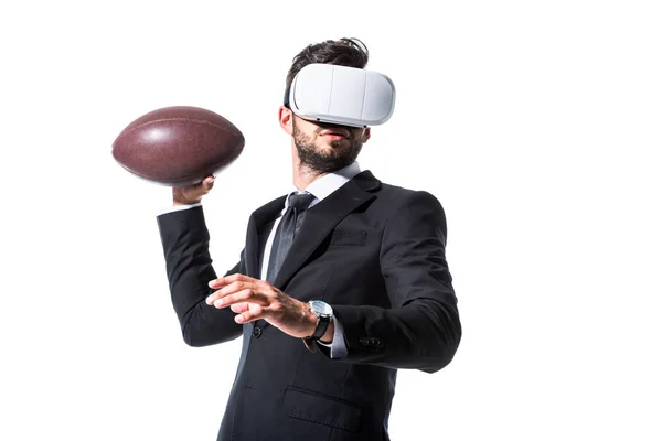 Geschäftsmann in offizieller Kleidung und Virtual-Reality-Headset mit Rugbyball auf weißem Untergrund — Stockfoto