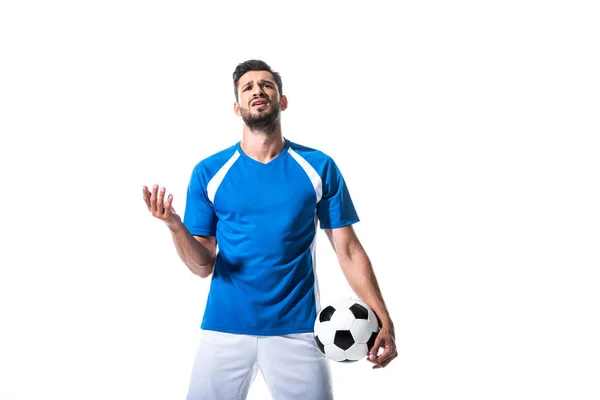 Unzufriedener Fußballer mit Ball gestikuliert isoliert auf Weiß — Stockfoto