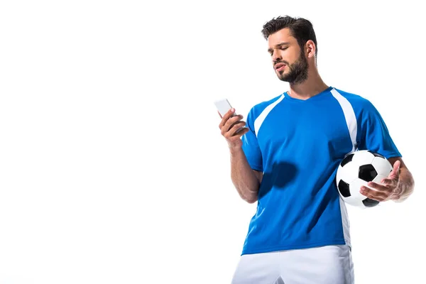 Футболіст з м'ячем за допомогою смартфона Ізольовані на білому з копіювальним простором — стокове фото