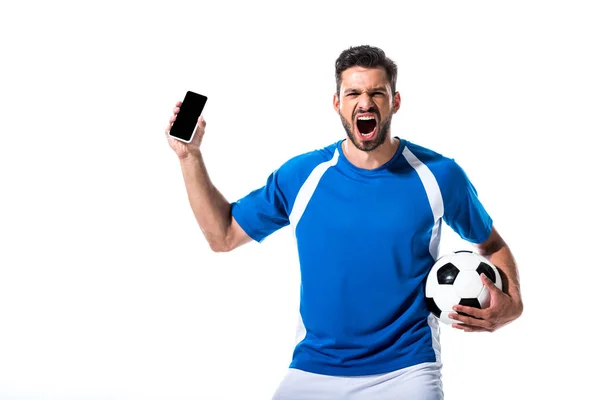 Схвильований футболіст з м'ячем і смартфоном з порожнім екраном ізольовано на білому — стокове фото