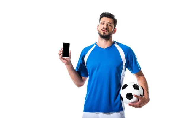 Футболіст з м'ячем і смартфоном з порожнім екраном Ізольовані на білому — стокове фото