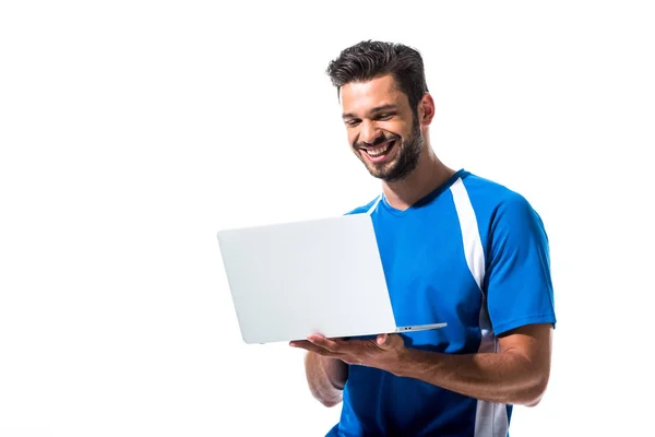 Giocatore di calcio sorridente utilizzando laptop isolato su bianco — Foto stock