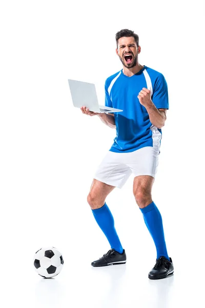 Fußballer nutzt Laptop und jubelt isoliert auf Weiß — Stockfoto