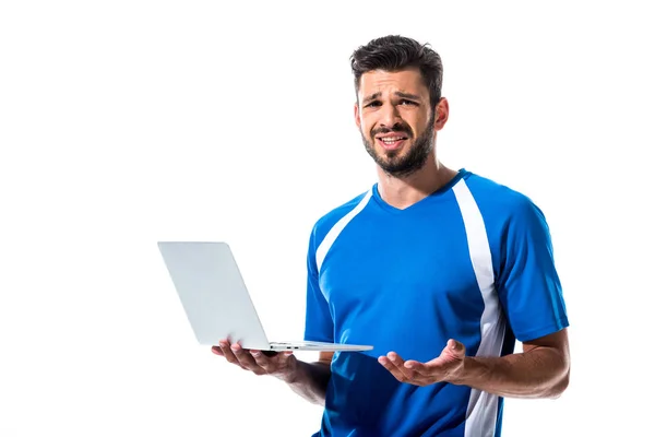 Confundido jugador de fútbol usando portátil aislado en blanco - foto de stock