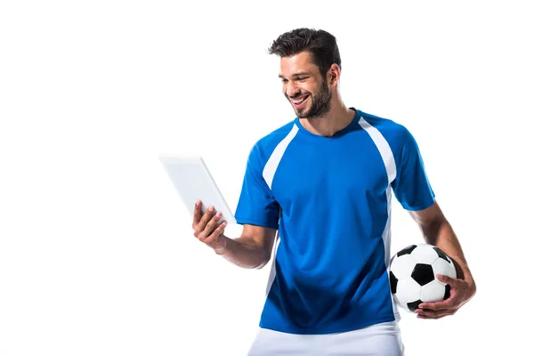 Felice bel giocatore di calcio con palla e tavoletta digitale isolato su bianco — Foto stock