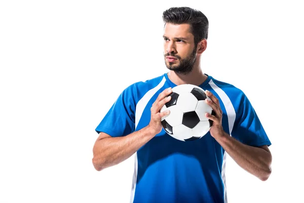 Красивый футболист с мячом, смотрящий в сторону Изолированный на белом — стоковое фото