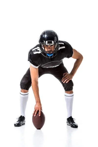 Jugador de fútbol americano en casco con pelota aislada en blanco - foto de stock