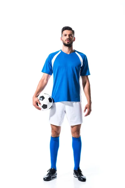 Bel calciatore in uniforme con palla isolata su bianco — Foto stock