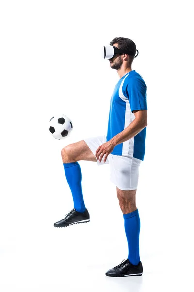 Footballeur en réalité virtuelle casque d'entraînement avec ballon isolé sur blanc — Photo de stock