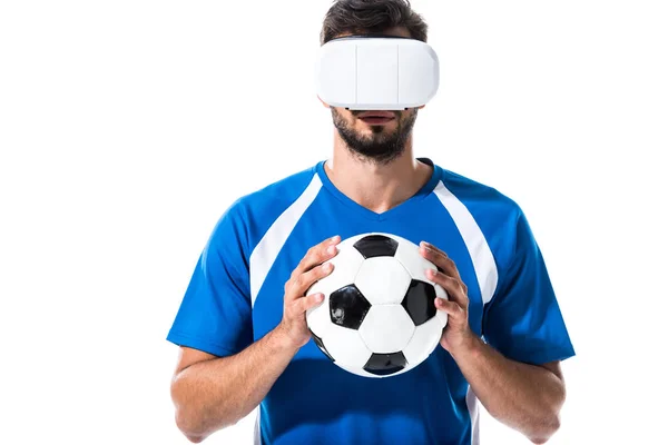 Футболист в наушниках виртуальной реальности с мячом, изолированным на белом — стоковое фото